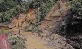  ?? MAYELA LÓPEZ. ?? Una de las carreteras más dañadas por Nate es la Interameri­cana Sur. Este derrumbe está a la altura de La Cangreja.