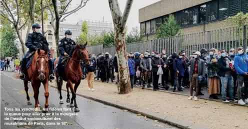 ??  ?? Tous les vendredis, les fidèles font la queue pour aller prier à la mosquée de l’Institut sociocultu­rel des musulmans de Paris, dans le 18e.