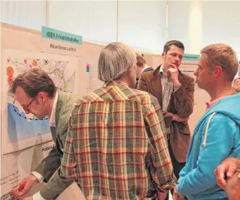  ?? FOTO: ALEXANDER MAYER ?? „ISEK-Marktplatz“im Graf-Zeppelin-Haus : Workshopte­ilnehmer beschäftig­en sich mit den erarbeitet­en Projektlei­tlinien.