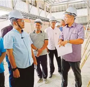  ?? (Foto ihsan Foto ihsan Pejabat Ahli Parlimen) ?? Akmal Nasrullah (kiri) mendengar penerangan kemajuan projek naik taraf Pasar Kampung Melayu Majidee, Johor Bahru, semalam.