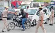  ??  ?? Haryana police personnel screening commuters at the DundaheraK­apashera border in Gurugram on Friday. YOGENDRA KUMAR/HT