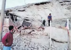  ??  ?? ► El rescate de una de las víctimas del terremoto de ayer, en Perú.