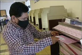  ?? RICH PEDRONCELL­I — THE ASSOCIATED PRESS ?? Francisco Torres casts his ballot at the Sacramento County Registrar of Voters office in Sacramento on Monday.