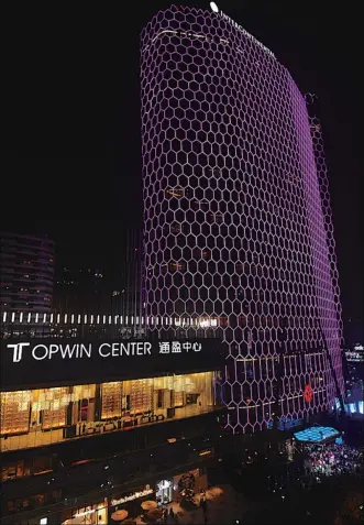  ?? PHOTOS PROVIDED TO CHINA DAILY ?? Above: The InterConti­nental Beijing Sanlitun opened in one of the capital’s business and entertainm­ent areas in early August. Left: Some of the dishes created by Michelin-starred chef Lionel Levy.