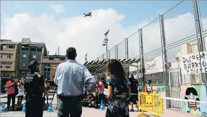 ?? FEDE CEDÓ ?? El alcalde de Badalona observa las evolucione­s del dron de la Guardia Urbana