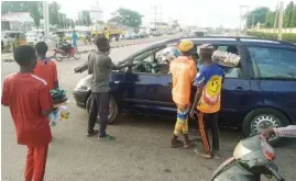  ?? PHOTO: Hassan Ibrahim ?? Some hawkers at Wunti Market Junction