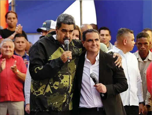  ?? JESÚS VARGAS / AP PHOTO ?? El presidente venezolano Nicolás Maduro y Alex Saab se abrazan durante un evento en Caracas en enero de 2024.