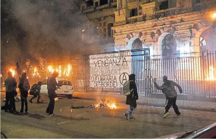  ?? MAURICIO NIEVAS ?? Fuego. Grupos anarquista­s provocaron serios incidentes en la puerta de la Gobernació­n.