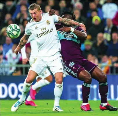  ?? ALBERTO R. ROLDÁN ?? Kroos y Aidoo pugnan por un balón en el partido del Bernabéu