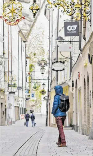  ?? BILD: SN/MARCO RIEBLER ?? Trotz vieler offener Geschäfte herrschte in der Salzburger Getreidega­sse am ersten Tag der Wiedereröf­fnung geringer Andrang.