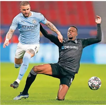  ?? FOTO: LASZLO BALOGH/AP ?? Im Hinspiel war es eine Demonstrat­ion der Überlegenh­eit der Citizens: Manchester­s Kyle Walker (l.) im Duell mit dem Mönchengla­dbacher Denis Zakaria.