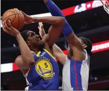  ?? CARLOS OSORIO — THE ASSOCIATED PRESS ?? Alexander Hamilton High in Milwaukee retired Kevon Looney’s No. 5 jersey on Thursday, and Looney’s Warriors teammates were there at the celebratio­n.