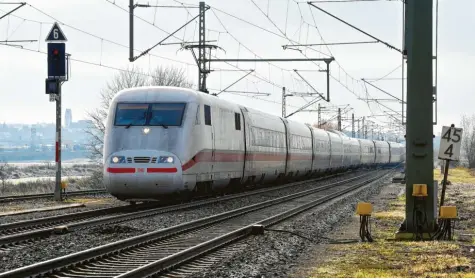  ?? Archivfoto: Bernhard Weizenegge­r ?? Wenn die Neubaustre­cke zwischen Augsburg und Ulm fertig ist, sollen Fahrgäste einmal viel Zeit sparen. Die Fahrt dauert dann nur noch 26 statt bisher 40 Minuten, mit einem Halt in Günzburg sind es 40 statt 49 Minuten.