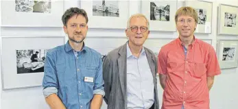  ?? FOTO: ZFP SÜDWÜRTTEM­BERG ?? Bernd Reichelt, Thomas Müller und Wolfgang Voigtlände­r (von links) zeichnen sich verantwort­lich für die Fotoausste­llung im ZfP Südwürttem­berg in Weißenau.