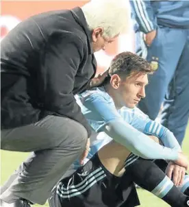  ??  ?? Consuelo. Messi recibe el aliento de Crespi, tras la final perdida en Chile.