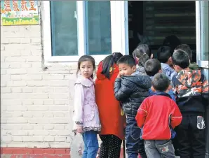  ??  ?? Students during a break at Xingzhi Primary School.