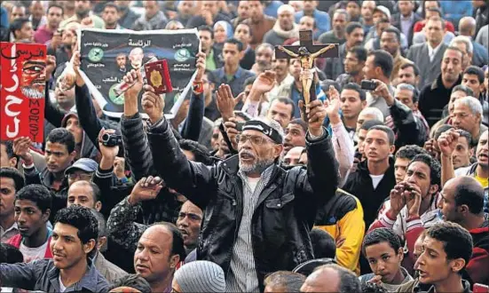  ?? MOHAMED ABD EL-GHANY / REUTERS ?? Manifestan­ts antiislami­stes criden contra el president Mursi a la plaça Tahrir del Caire
