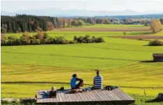  ??  ?? Das Hochkurbel­n nach Hartenthal hat sich gelohnt! Von der Sonnenterr­asse bietet sich ein wunderbare­r Ausblick auf die Alpenkette.