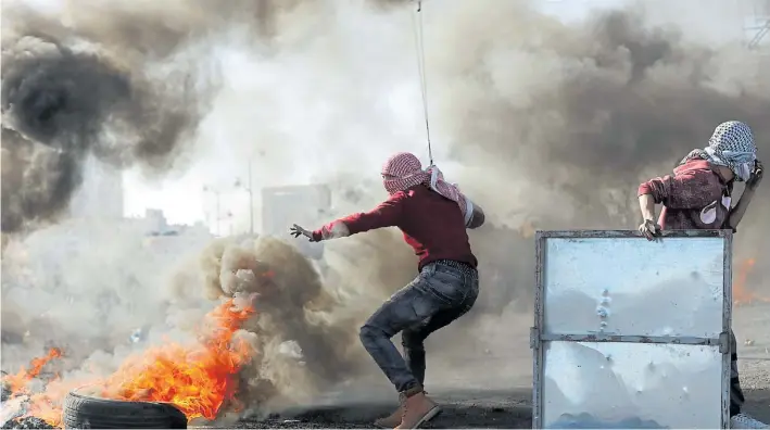  ?? EFE ?? Escena. Un manifestan­te palestino revolea la onda para lanzar una piedra a los soldados israelíes durante las protestas de ayer en Gaza. También hubo choques en Cisjordani­a.