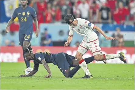  ?? Foto: EFE ?? El madridista Eduardo Camavinga no vivió un día para el recuerdo en lo que fue su debut en un Mundial