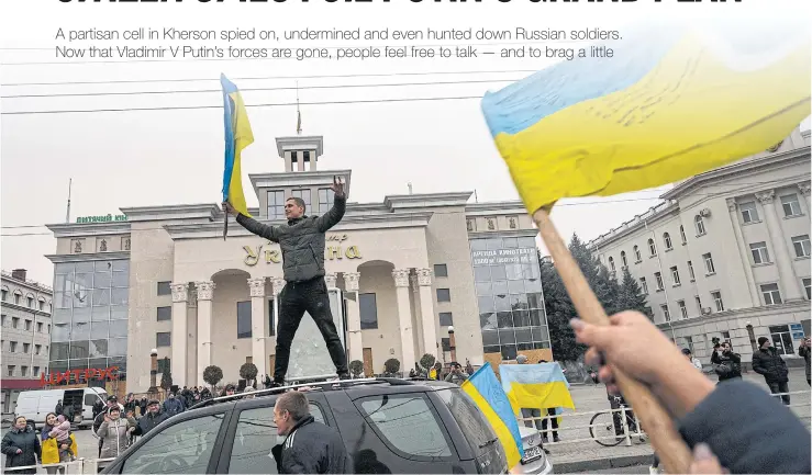  ?? ?? Ukrainian civilians and soldiers rejoice over the liberation of Kherson, after Russia formally announced it had retreated from the city.