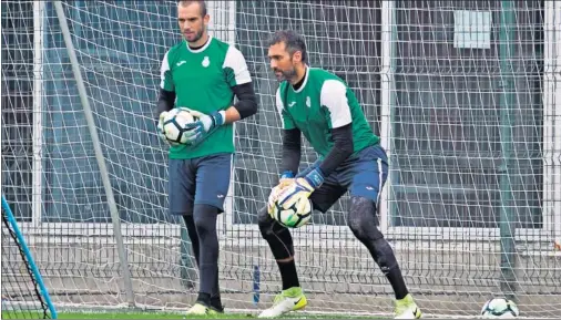  ??  ?? DOS GRANDES METAS. Diego López, en primer plano, y Pau López, al fondo, en un entrenamie­nto en la Ciudad Deprotiva de Sant Adrià.