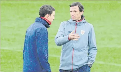  ?? FOTO: JUAN ECHEVERRÍA ?? Con ganas de volver Ziganda charla con De Marcos en el entrenamie­nto de ayer en las instalacio­nes de Lezama