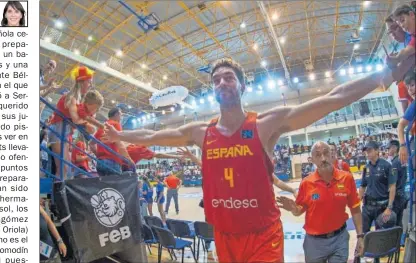  ??  ?? EL LÍDER. Pau Gasol saluda a los aficionado­s tras un encuentro de preparació­n de la Selección.