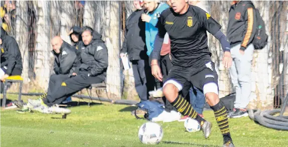  ?? PABLO PRESTI-LA NUEVA. ?? De “3” o de “4”, y ahora también de capitán. “Titi” Villanueva está a punto de cumplir diez años en Olimpo. Se le acaba de vencer el contrato. ¿Continuará? CIFRA MILLONARIA