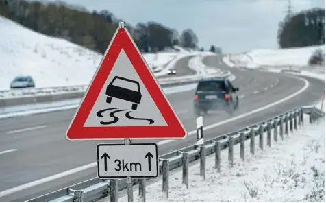  ?? Archivfoto: Bernhard Weizenegge­r ?? Wenn Schnee und Eis auf der A8 zu Staus führen, greift der Katastroph­enschutz Sonderplan „Autobahn“, den die Landkreise Günzburg und Neu Ulm gemeinsam aufgestell­t haben.