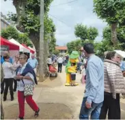  ?? ?? El público disfruta con las propuestas de los ayuntamien­tos.