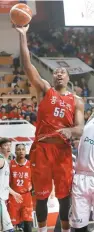  ?? Yonhap ?? David Simon is too tall to play basketball in Korea.