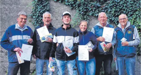  ?? FOTO: STADT RAVENSBURG ?? Freuen sich über ihren Erfolg bei der Ravensburg­er Stadtmeist­erschaft im Boule (von links): Christian Dörr und Jörg Waltenberg­er (2. Platz), Christoph Thiel und Katharina Schmid (1. Platz), Rolf Wetzel und Georg Spöri (3.Platz)