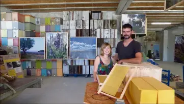  ?? (Photos S. A.) ?? Dans leur hangar de  m, Laura et Rémi, apiculteur­s depuis une dizaine d’années, dévoilent les secrets et le processus de fabricatio­n du miel. Un espace de travail et culturel, ouvert à tous, gratuiteme­nt tout l’été.