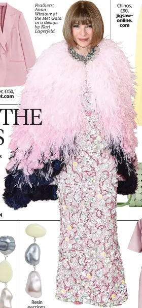  ??  ?? Feathers: Anna Wintour at the Met Gala in a design by Karl Lagerfeld