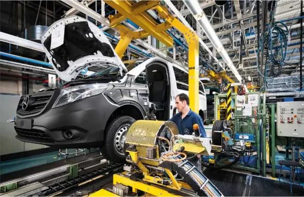 ??  ?? En 2011, la planta de Mercedes-Benz en Vitoria comenzó a producir la Vito e-Cell. / Mercedes-Benz Vitoria plant started producing Vito e-Cell in 2011.