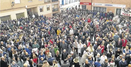  ?? M. GASCÓN ?? Los vecinos de la comarca abarrotaro­n las calles de Brea de Aragón en una jornada reivindica­tiva.