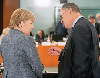  ?? FOTO: DPA ?? Er macht ihre Lage schwierige­r: Bundeskanz­lerin und CDU-Chefin Angela Merkel mit dem alten und neuen niedersäch­sischen Ministerpr­äsidenten Stephan Weil (SPD). Das Bild entstand 2015 bei einem Flüchtling­sgipfel im Kanzleramt.