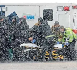  ?? DANIEL OWEN / AP ?? Evacuación de un policía en el cerco a la clínica de Colorado Spring