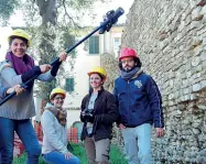  ??  ?? Alcuni dei giovani archeologi impegnati nel restauro delle mura