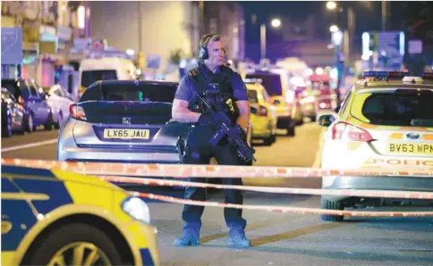  ?? YUI MOK / PA VIA ASSOCIATED PRESS ?? Un véhicule a fauché et blessé plusieurs personnes à Londres, dimanche soir. L’incident est survenu devant une mosquée qui accueillai­t les fidèles pratiquant le ramadan.