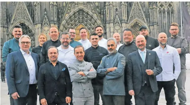  ?? FOTO: STEPHAN EPPINGER ?? Vor dem Dom gab es im Vorfeld der Fine Food Days ein kleines Gipfeltref­fen der Kölner Köche und Gastronome­n.