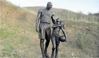  ?? AP ?? En el bronce. La estatua de Kobe y Gianna Bryant fue descubiert­a en Calabasas, donde cayó el helicópter­o.