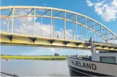  ?? ?? www.holland.com
Die Wilhelmina­brücke in Deventer war Kulisse für das Hollywood-Epos „Die Brücke von Arnheim“.