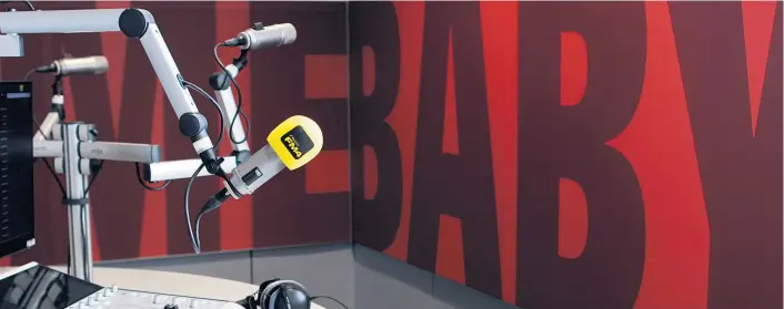  ??  ?? Der prägende Werbespruc­h „You’re at home, baby“ziert auch die Tapete im neuen Aufnahmest­udio von FM4. Ab Montag meldet sich die „Morning Show“vom Küniglberg.