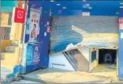  ?? SAKIB ALI/HT ?? Locals spotted the broken shutters of the shops in Navyug Market on Wednesday morning and informed the police. while
