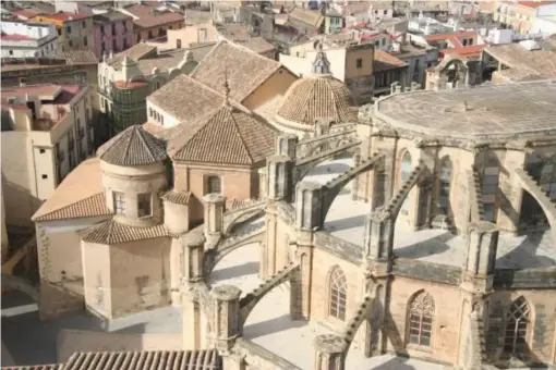  ??  ?? The rooftops of Tortosa (Nick Redmayne)