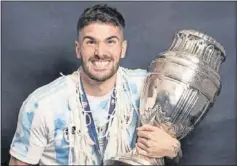  ??  ?? De Paul posa con el trofeo de la Copa América.