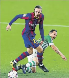  ?? FOTO: GETTY ?? Óscar Mingueza le gana un balón a Guardado en una acción del partido ante el Betis