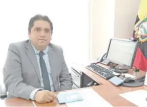  ??  ?? AUTORIDAD. Renato Aguirre Valdivieso, coordinado­r regional de la Defensoría del Pueblo, en la zonal 7.